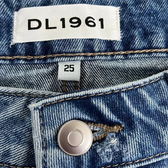 DL1961 Renee Shorts Medium Wash Raw Hem Distressing Cotton - NEW - Size 25 - Picture 5 of 12